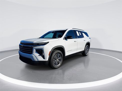 Used 2025 Chevrolet Traverse LT image 4