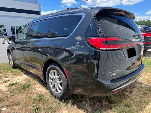 Used 2022 Chrysler Pacifica Touring-L FWD image 3