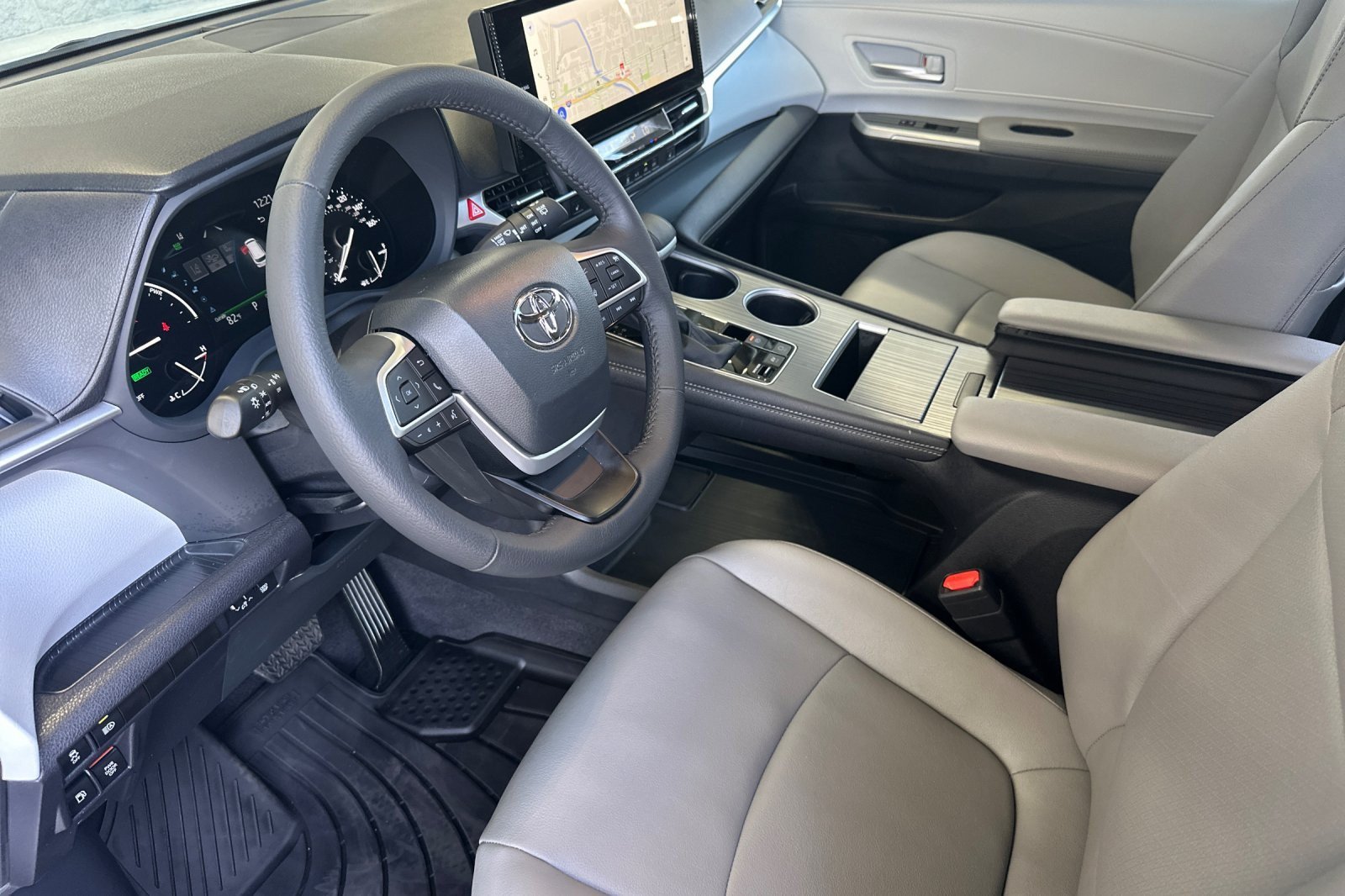 Certified 2026 Toyota Sienna XLE FWD image 9