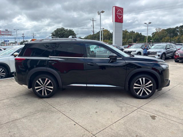 Used 2024 Nissan Pathfinder Platinum FWD image 4