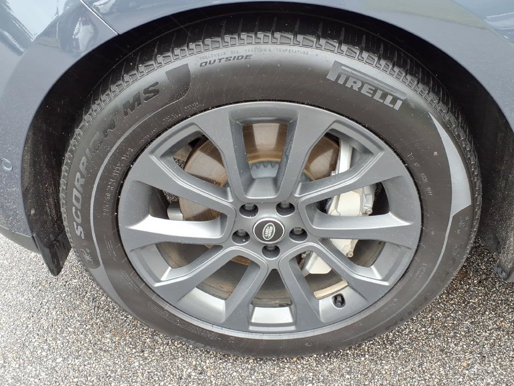 Used 2025 Land Rover Range Rover Sport SE AWD/4WD image 9