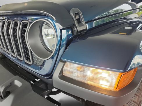 Used 2025 Jeep Gladiator Sport AWD/4WD image 28
