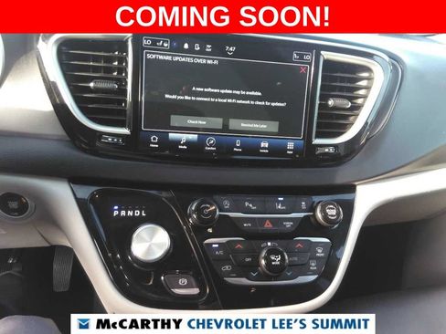 Used 2023 Chrysler Pacifica Touring-L FWD image 7