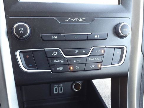 Used 2020 Ford Fusion SE image 22