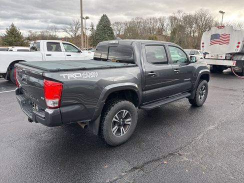 Used 2019 Toyota Tacoma TRD Sport image 6