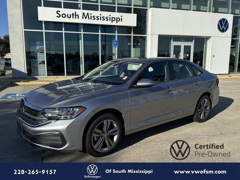 Used 2024 Volkswagen Jetta SE image 1