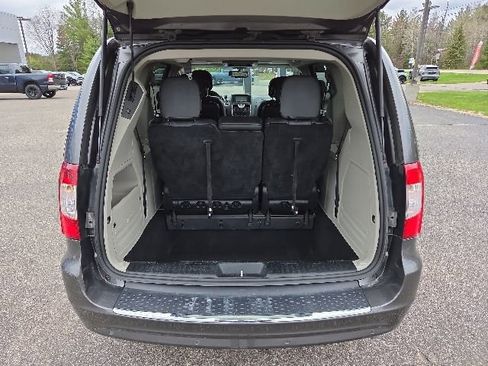 Used 2016 Chrysler Town & Country Touring-L FWD image 21