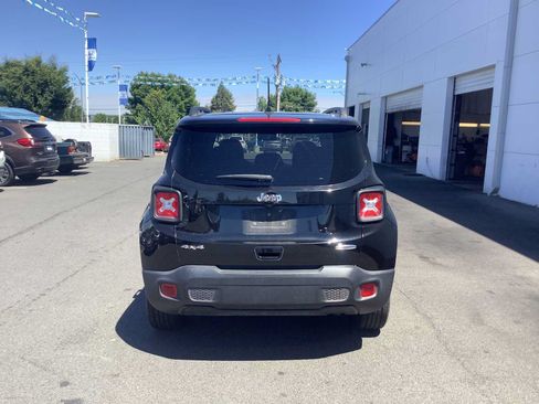 Used 2019 Jeep Renegade Latitude w/ Cold Weather Group AWD/4WD image 4