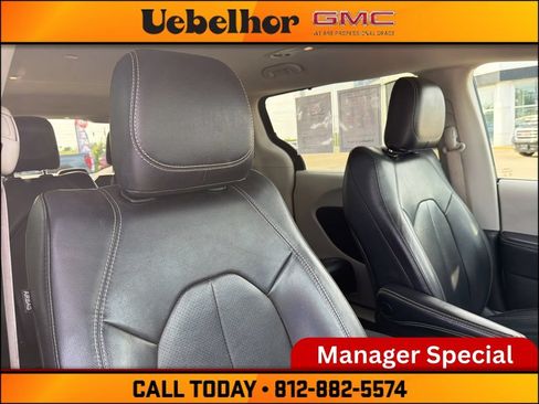 Used 2022 Chrysler Pacifica Touring-L FWD image 4