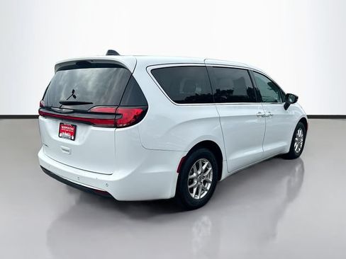 Used 2024 Chrysler Pacifica Touring-L FWD image 6