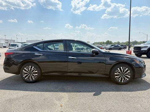 Used 2024 Nissan Altima 2.5 SV FWD image 8