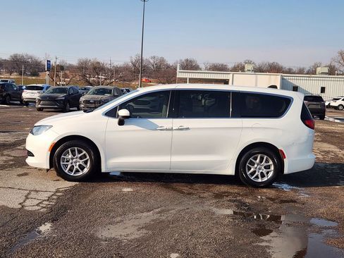 Used 2023 Chrysler Voyager LX image 4
