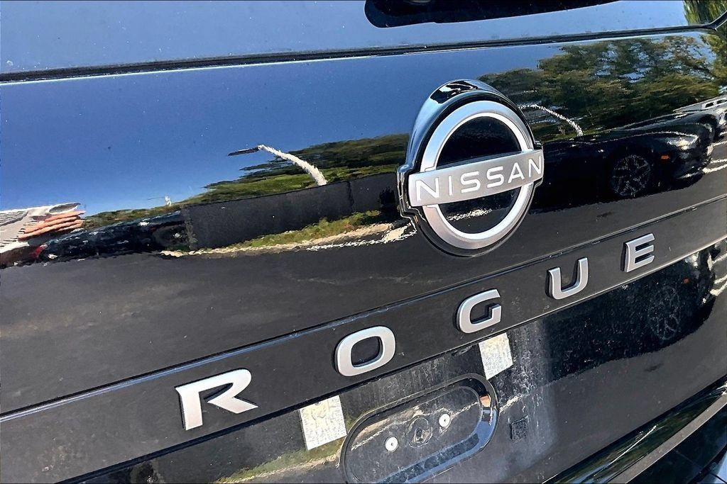 Used 2025 Nissan Rogue SV FWD image 24