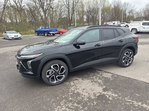 Used 2025 Chevrolet Trax RS w/ Sunroof Package image 2