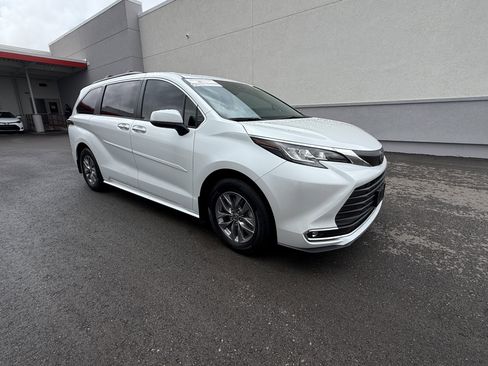 Certified 2023 Toyota Sienna XLE FWD image 2
