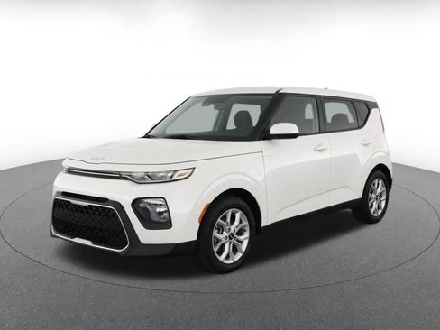 Used 2025 Kia Soul LX w/ LX Technology Package FWD image 3