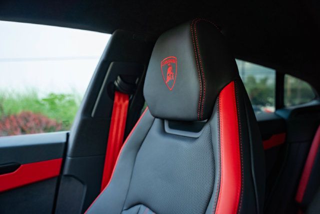 Used 2025 Lamborghini Urus SE AWD/4WD image 24