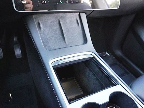 Used 2022 Tesla Model Y Long Range image 33