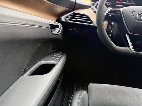 Used 2022 Audi e-tron GT Premium Plus image 28