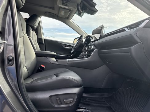 Used 2025 Toyota RAV4 Limited image 32