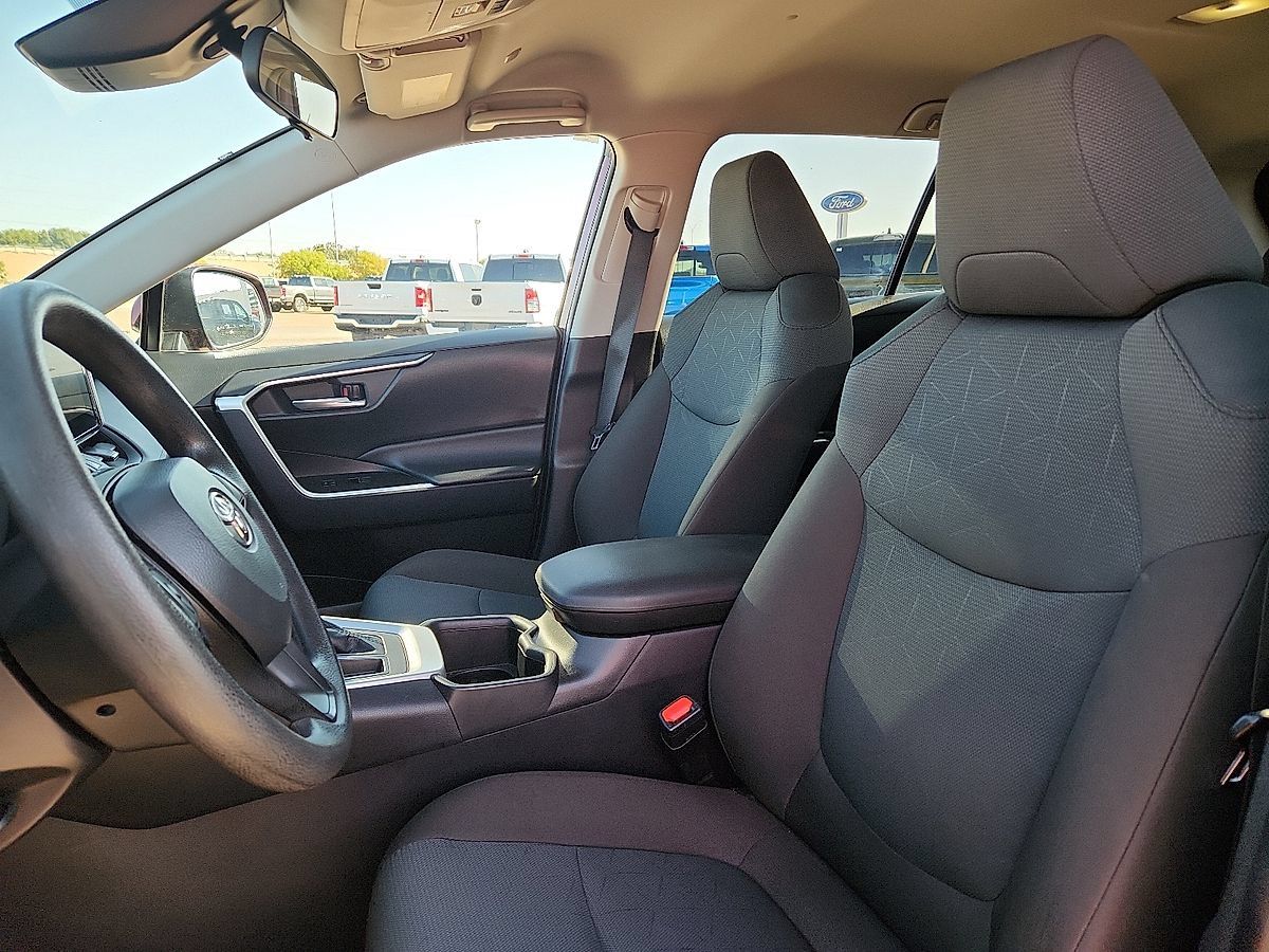 Used 2025 Toyota RAV4 XLE FWD image 8