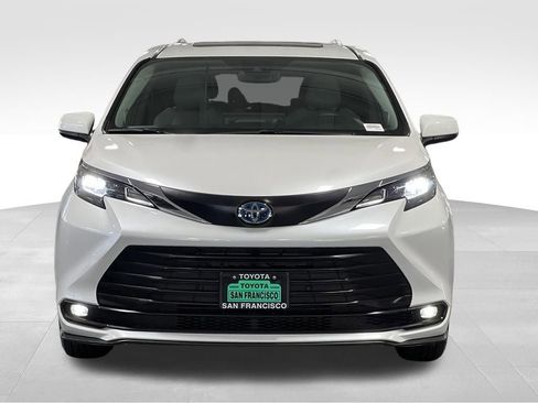 Used 2025 Toyota Sienna XLE w/ XLE Plus Package AWD/4WD image 8