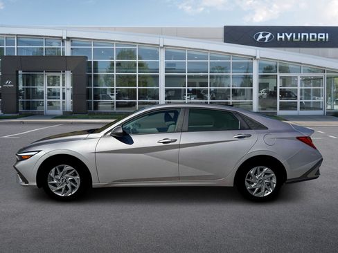New 2026 Hyundai Elantra Hybrid FWD image 3