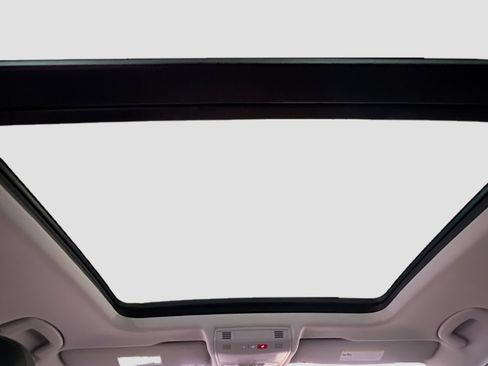Used 2018 Volkswagen Tiguan SE w/ Panoramic Sunroof Package image 15