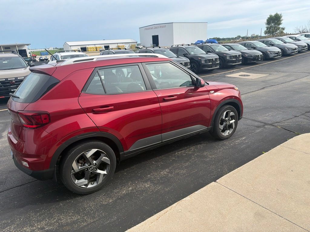 Used 2024 Hyundai Venue SEL FWD image 5