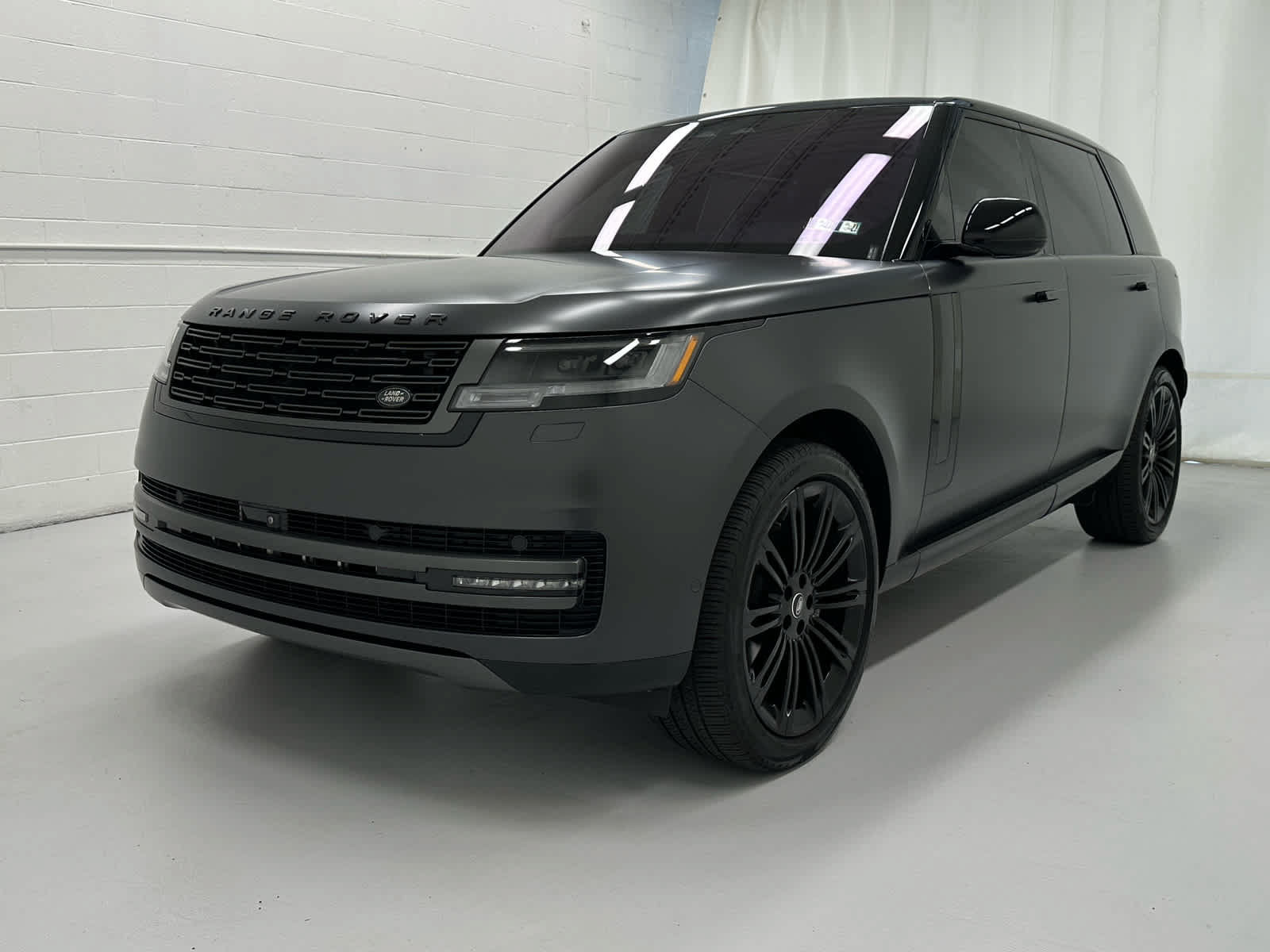 Used 2023 Land Rover Range Rover Long Wheelbase SE AWD/4WD image 4
