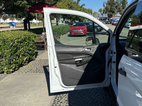 Used 2018 Ford Transit Connect XLT image 9