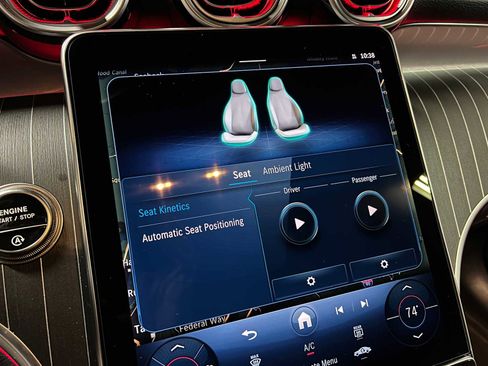 Used 2025 Mercedes-Benz GLC 300 4MATIC image 36