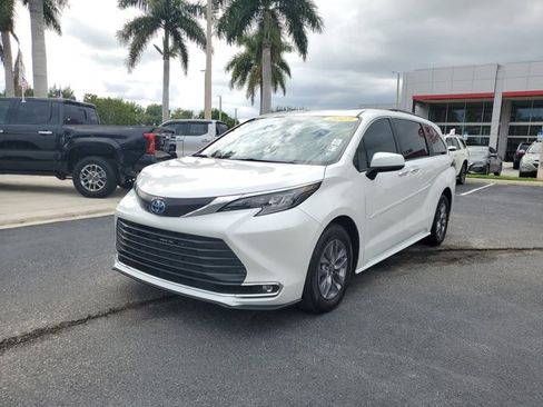 Used 2024 Toyota Sienna XLE image 2