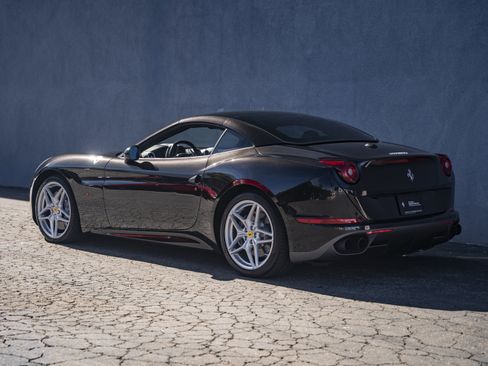 Used 2017 Ferrari California T image 12