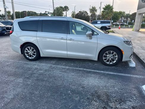 Used 2021 Chrysler Pacifica Touring-L w/ Uconnect Theater Family Group FWD image 4