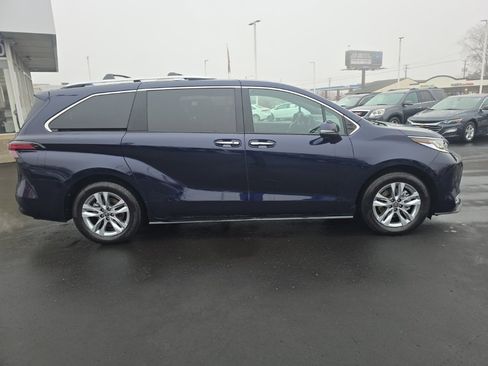 Used 2025 Toyota Sienna Limited image 4