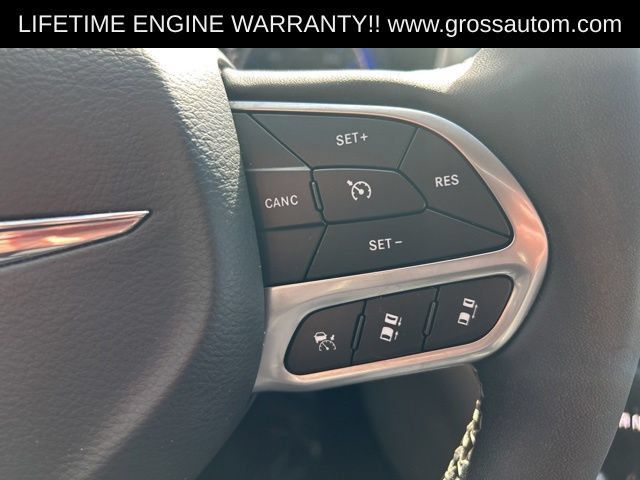 Used 2024 Chrysler Pacifica Touring-L FWD image 13