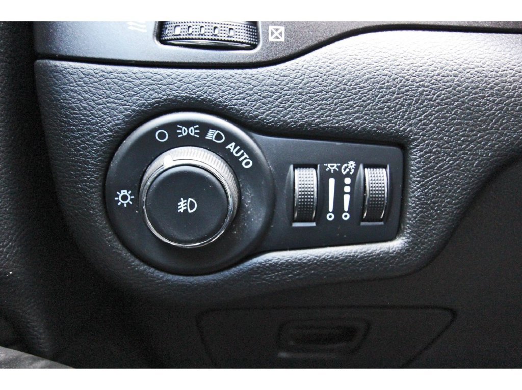 Used 2022 Jeep Cherokee Trailhawk w/ Trailer Tow Group AWD/4WD image 23