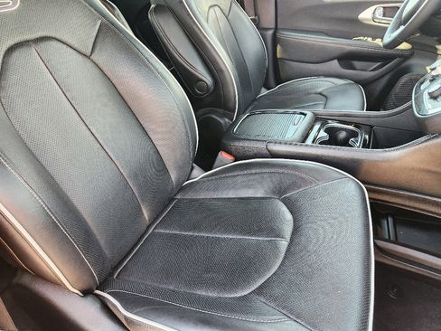 Used 2025 Chrysler Pacifica Limited image 15