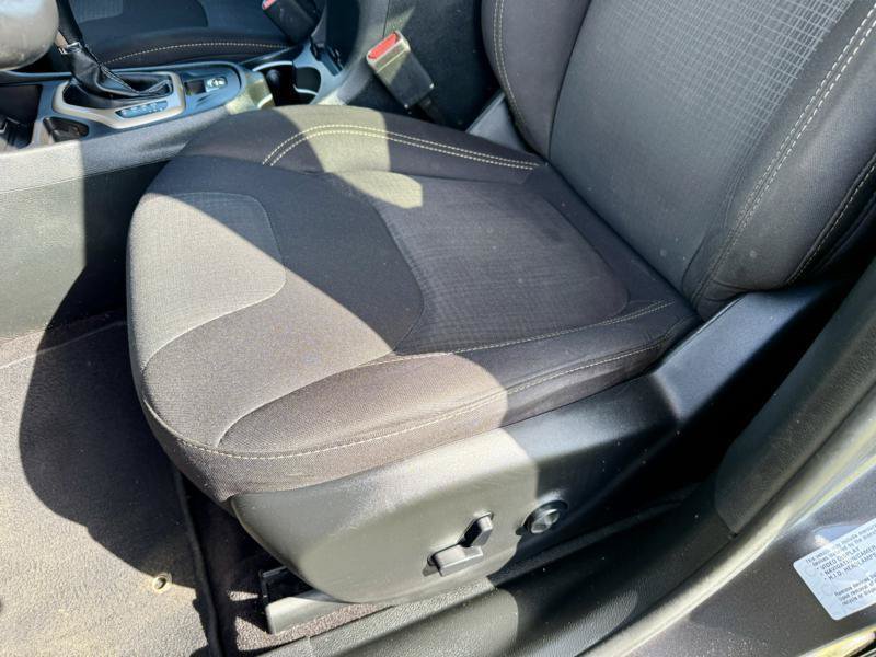 Used 2017 Jeep Cherokee Latitude w/ Safety/Convenience Group FWD image 14