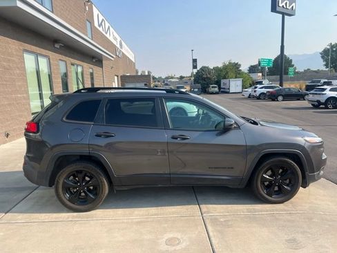 Used 2016 Jeep Cherokee Sport FWD image 5