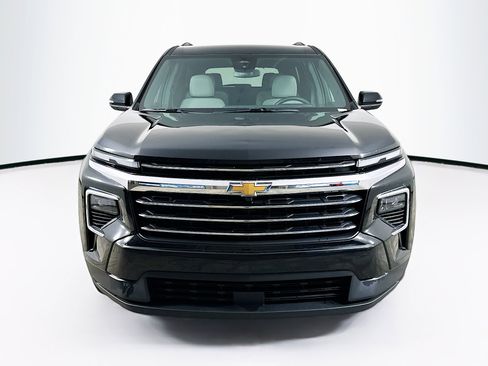 Used 2025 Chevrolet Traverse LT image 2