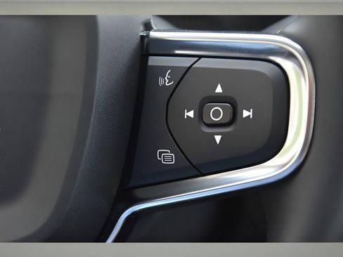 Certified 2025 Volvo XC40 B5 Core w/ Protection Package Premier image 34