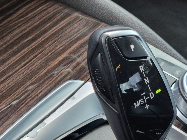 Used 2019 BMW 530e w/ Convenience Package RWD image 11