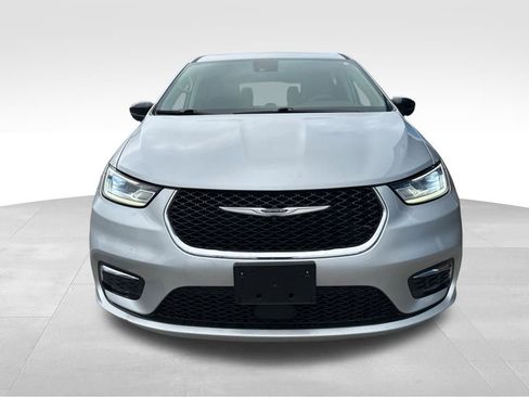 Used 2024 Chrysler Pacifica Touring-L FWD image 5