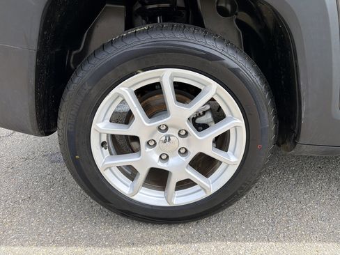 Used 2021 Jeep Renegade Latitude FWD image 17