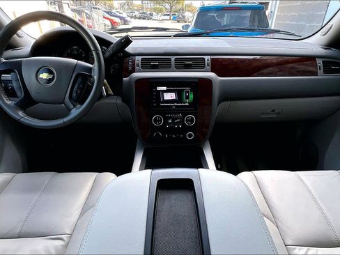Used 2010 Chevrolet Suburban LT image 15