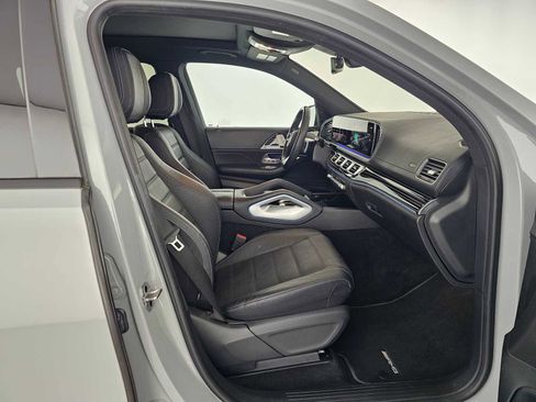 Used 2024 Mercedes-Benz GLS 450 4MATIC image 10