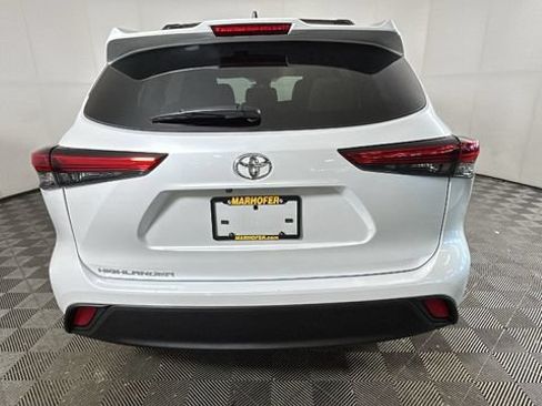 Used 2023 Toyota Highlander L FWD image 3