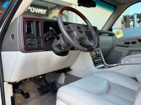 Used 2005 Cadillac Escalade EXT AWD/4WD image 9